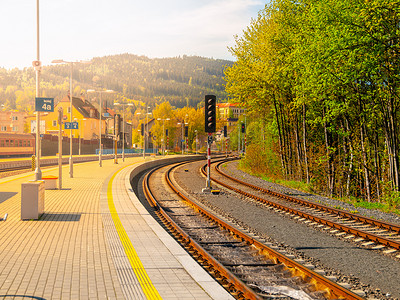 火车站背景摄影照片_捷克共和国 Tanvald 的火车站月台