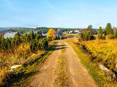 绿山摄影照片_捷克共和国伊泽拉山 Jizera 村阳光明媚的秋日乡村公路