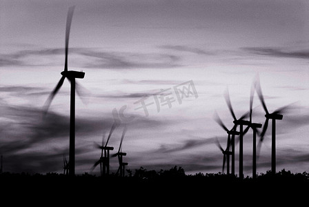 绿色暖色调摄影照片_风力涡轮机的暖色调黑白图像