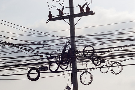 曼谷电线杆上杂乱的电缆和电线