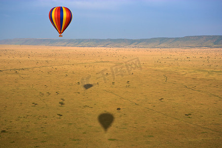 热气球飘带摄影照片_马赛马拉上空的热气球