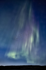 大气粒子摄影照片_夜教堂北极光