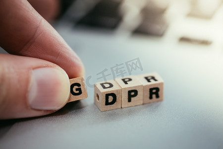 带有字母“GDPR”的木制立方体？通用数据保护条例躺在笔记本电脑上