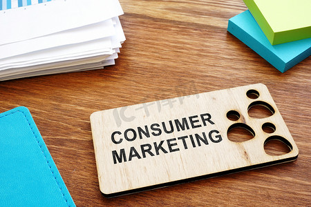 消费者营销在盘子和业务报告上签名。