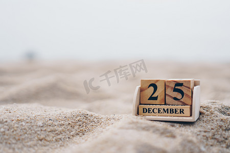 木砖块显示 12 月 25 日或圣诞节的日期和月历。