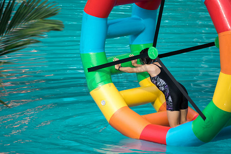 运动玩耍摄影照片_游泳池水上运动大轮油管。