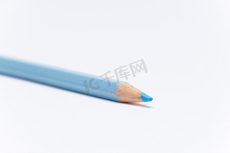 蜡笔彩色铅笔不同颜色的蜡笔淡蓝色