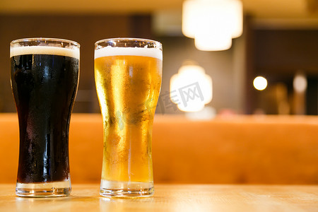 冰镇啤酒摄影照片_两杯新鲜的冰镇啤酒。