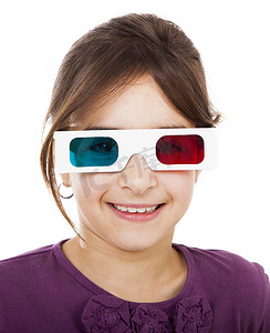 3d效果眼镜摄影照片_戴着 3D 眼镜的女孩