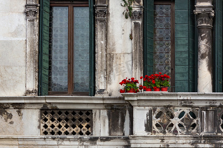 意大利威尼斯复古阳台上的红花