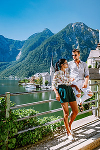 夫妇参观奥地利阿尔卑斯山哈尔施塔特湖上的哈尔施塔特村