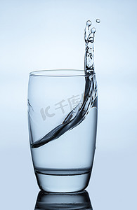 水从玻璃杯中溅出