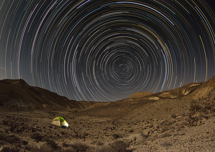 内盖夫沙漠中的 Startrails 和帐篷