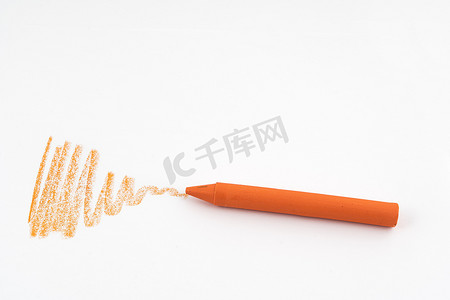 铅笔涂鸦摄影照片_橙色蜡笔