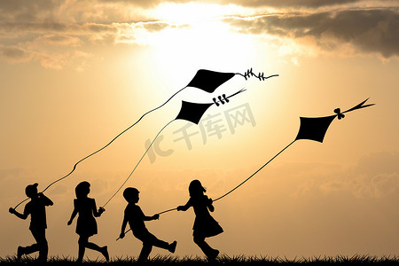 杆子上的风筝摄影照片_孩子们玩风筝的剪影