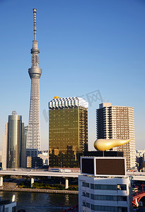 从日本东京浅草摩天大楼观看的东京天空树。