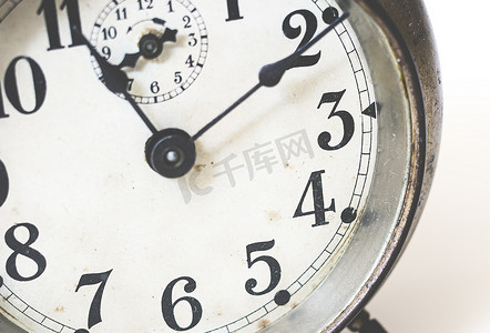 古代钟表摄影照片_有指针和数字的旧模拟时钟。