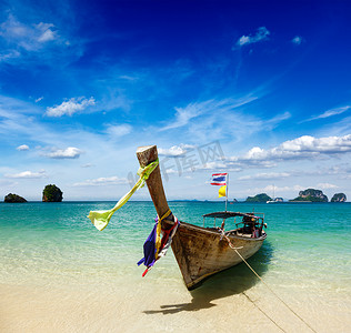 亚洲泰国摄影照片_泰国海滩上的长尾船