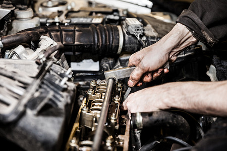 修理汽车引擎的汽车服务工作者或车库技工