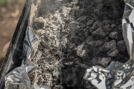 烤架内的干木炭和灰烬