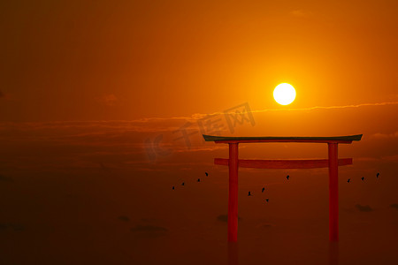 鸟居夕阳橙红天上的云彩和海面上飞翔的鸟儿