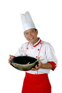 进口生蚝摄影照片_厨师在黑色油炸上呈现生鱼
