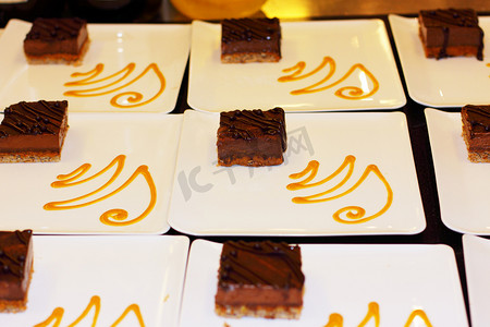 巧克力路摄影照片_为路易十五巧克力蛋糕准备甜点盘