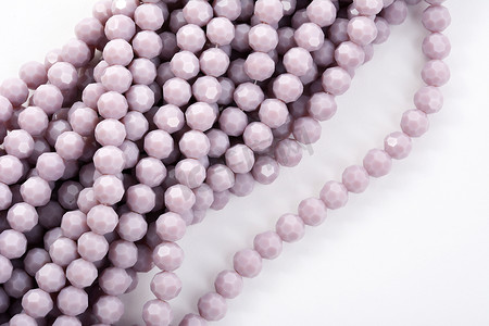 白色背景上美丽的浅紫色玻璃闪光水晶 Isoalted 珠。