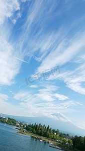 日本富士山 Fujiyama 山、湖和蓝天与美好的云彩