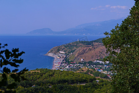 度假小镇的海岸以广阔的蓝色大海为背景，拥有酒店、餐厅和海滩