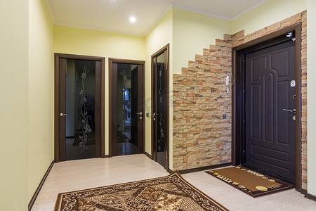 公寓内宽敞的入口大厅，三扇门通往房间、浴室和卫生间