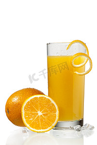 橘子旁边有橘子皮的橙汁