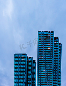 钢制淡蓝色背景建筑的广角视角