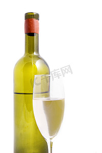 白葡萄酒瓶摄影照片_有玻璃的白葡萄酒瓶