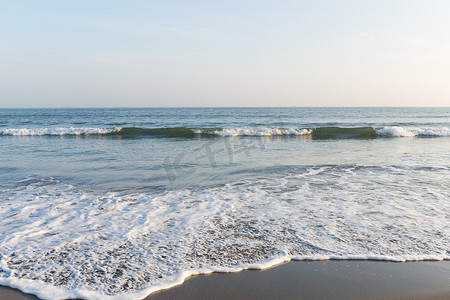 海边泡沫摄影照片_大海和沙滩