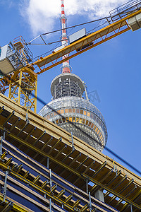 通过建筑工地看到的柏林电视塔的顶部