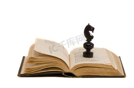 孤立的古董书和国际象棋骑士