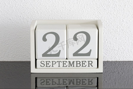 白色方块日历当前日期为 22 日和 9 月