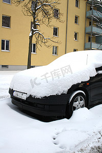 冬天被雪覆盖的汽车