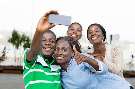 一群年轻人用手机拍照。