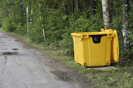 用于在公共森林 par 中收集垃圾的黄色容器