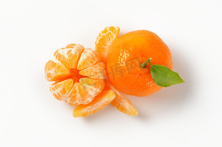 去皮和未去皮的橘子