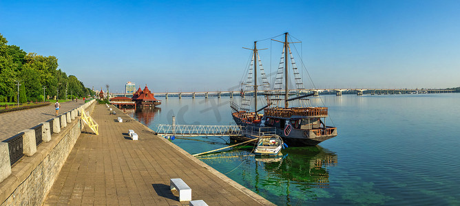乌克兰第聂伯河堤岸上的游船