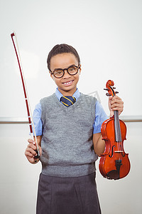 学生在课堂上使用小提琴