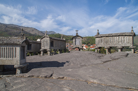 葡萄牙北部 Soajo 附近古老的典型花岗岩粮仓。