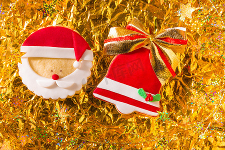 圣诞饼干圣诞红铃丝带和金色圣诞老人