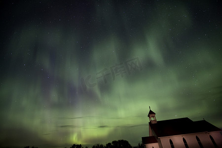 夜间拍摄北极光乡村教堂