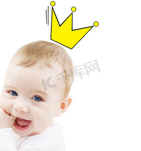 用皇冠涂鸦关闭快乐微笑的婴儿