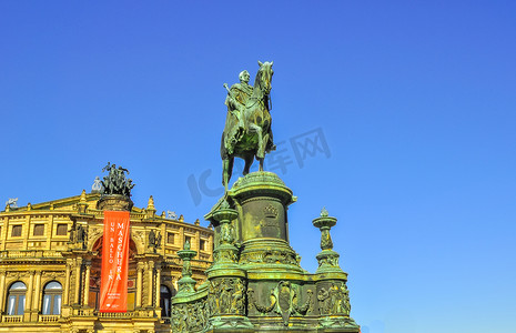 古典雕像摄影照片_德累斯顿森帕歌剧院雕像
