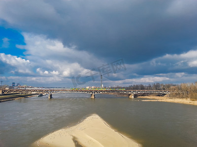 阴天的海摄影照片_华沙市景，有火车桥和海岸上的小海滩